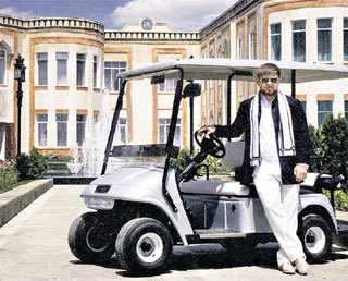 Вокруг своего дома президент Чечни ездит на электромобиле