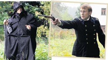 Сцену дуэли снимали под проливным дождем. Юрий МОРОЗ руководил процессом из-под громадного дождевика с капюшоном. Актёр Тимофей ТРИБУНЦЕВ метко прицелился…