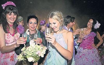 Пока Ксения СОБЧАК произносила очередной искрометный тост, Маша КРАВЦОВА (слева) млела от комплиментов Андрея ФОМИНА