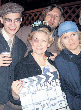 Ольга ХОХЛОВА (в центре) на съёмочной площадке сериала с коллегами и режиссером Еленой НЕМЫХ (справа)