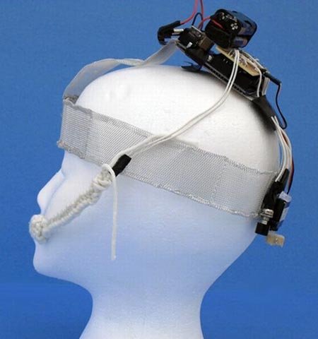 Но под вязаным колпаком скрывается хитрое устройство, контролирующее ширину вашей улыбки