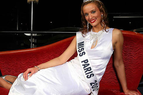 Красавица была сама скромность - никто не ожидал, что ей есть что скрывать.