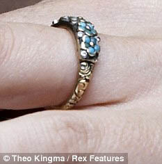 Это кольцо, подаренное Стюартом, Шарлиз не снимала никогда. Фото: Daily Mail