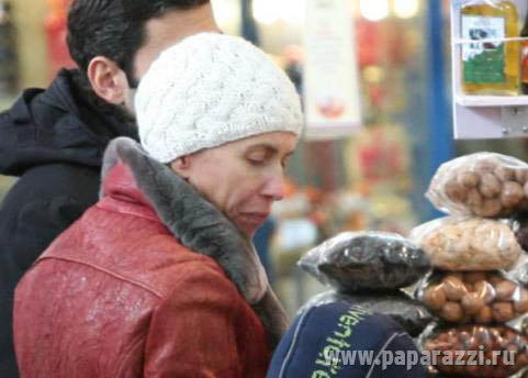 Без макияжа покупатели и продавцы в магазине не узнавали яркую исполнительницу хита про розового фламинго.