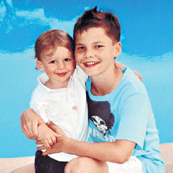 младший сын Рома болеет за «Спартак», а Артём (справа) - за ЦСКА