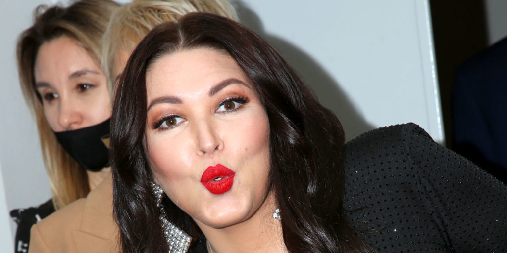 Бойжеткен жігітін порно видео соғуға мәжбүрлеген. Сексуалдық фильм 300