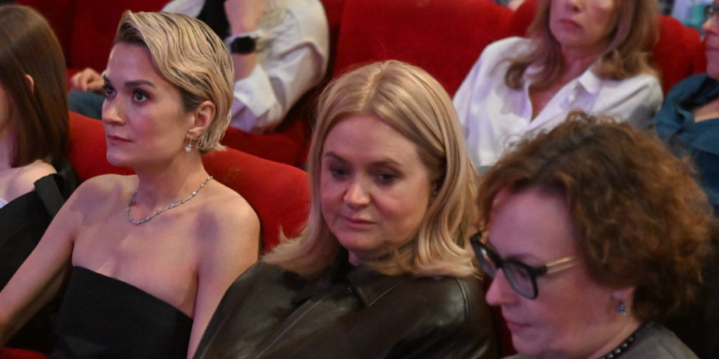 Киев пен Мәскеудегі транссексуалды жезөкшелер Шоқтағы порно әйел